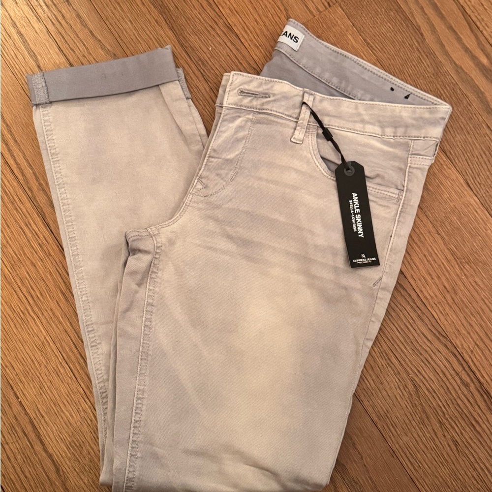 Gray Ankle Cropped Jeans with Cuffed Design